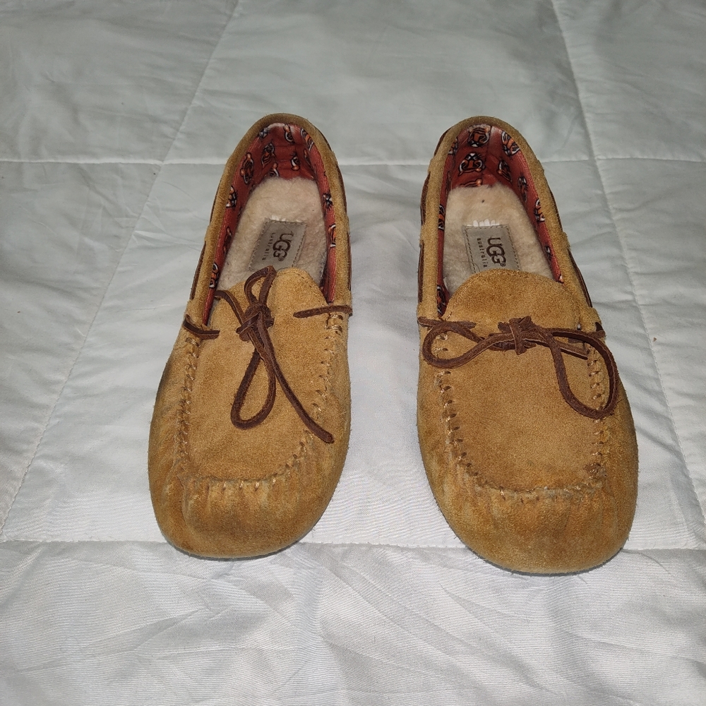 Women's sz 6 UGG moccasin slippers